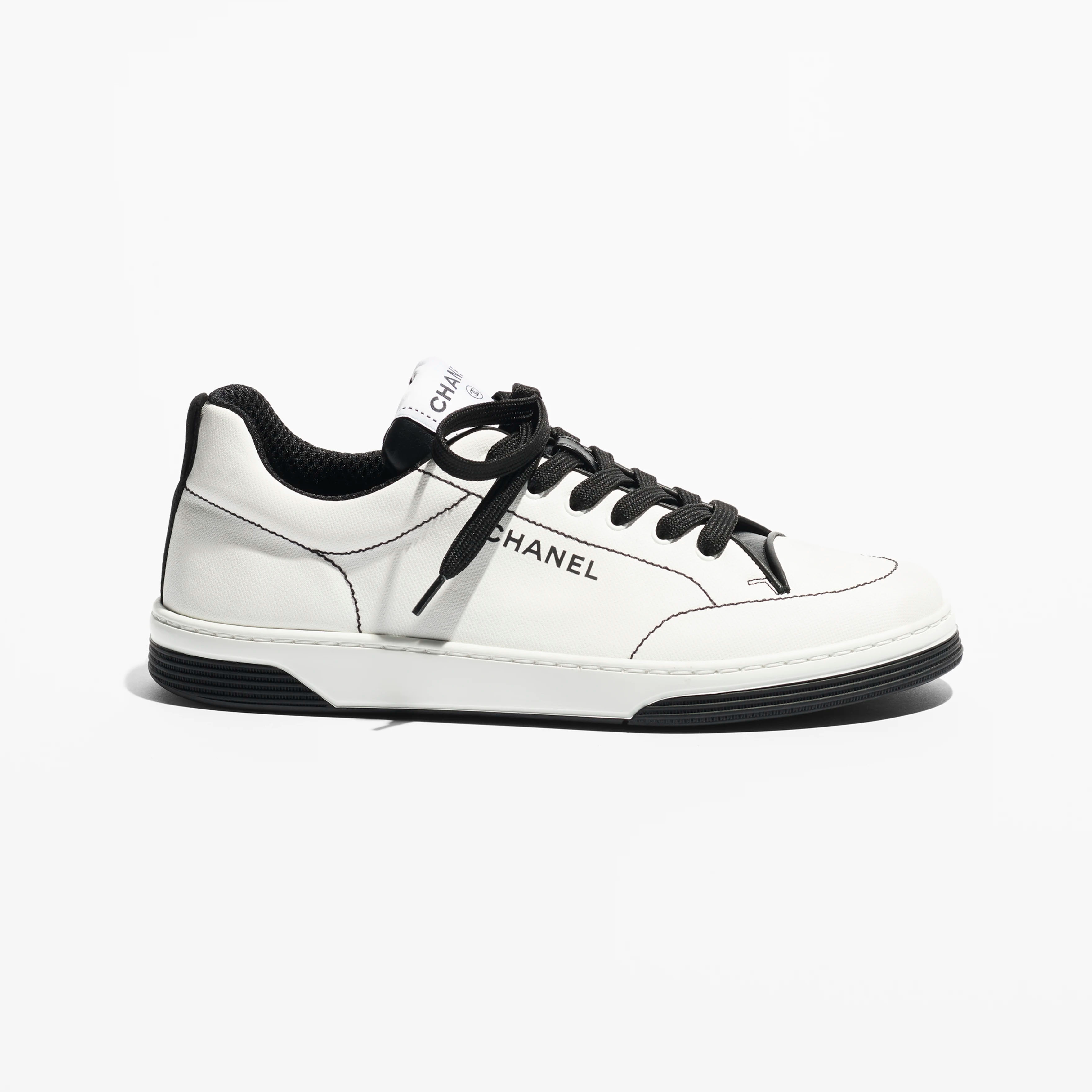 Tênis Chanel de algodão branco e preto.