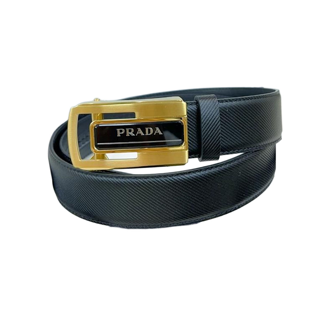 Cinto Prada Masculino com Fivela Quadrada em Couro Bezerro Preto com Ferragens Douradas/Prateadas 35mm