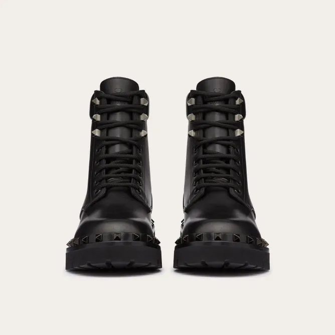 VALENTINO ROCKSTUD Military style studded ankle boots of the same color (heel height 5cm)