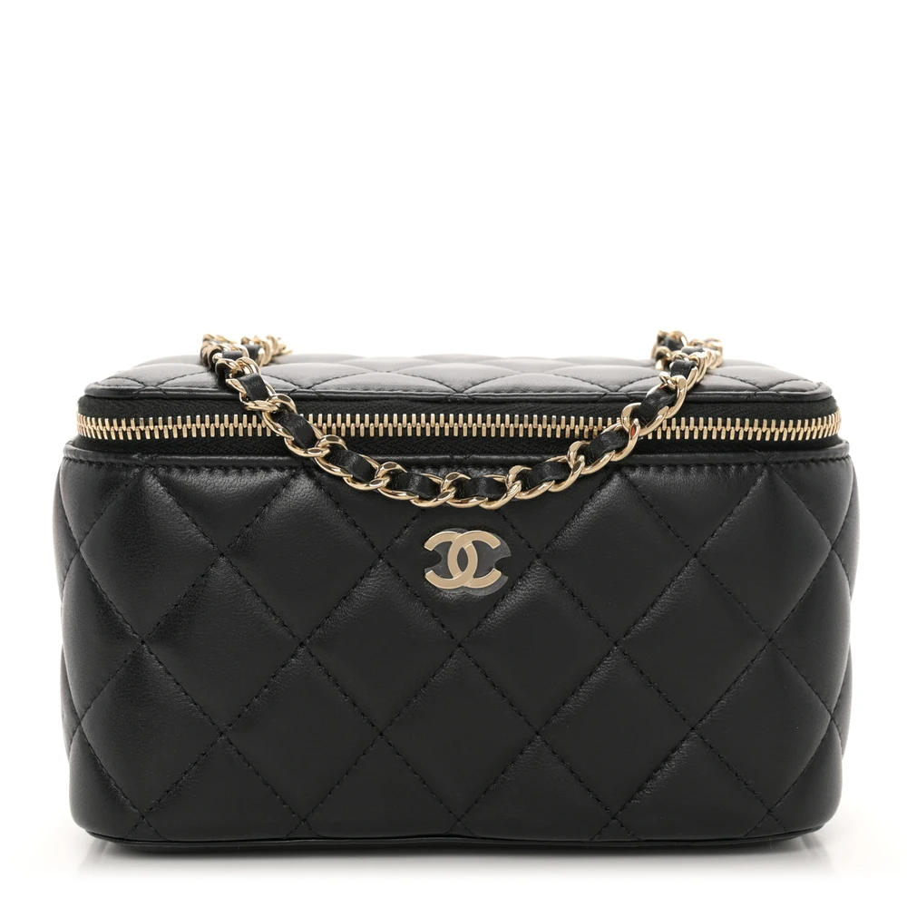 Estojo de Maquiagem Chanel Com Corrente Pequeno Preto em Pele de Cordeiro Acolchoado Hardware Dourado Claro