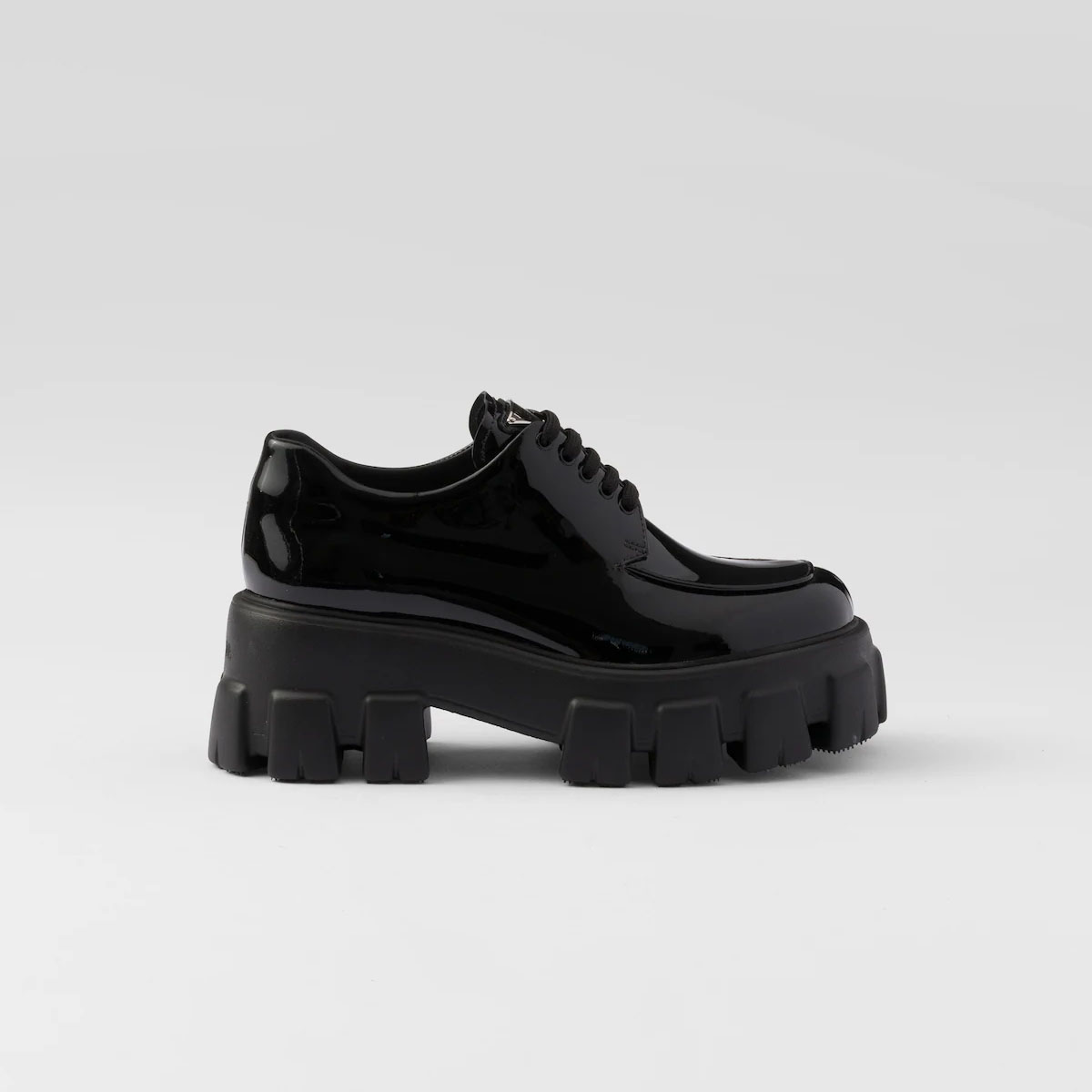 PRADA Black Monolith sapatos de couro laqueado com cadarço