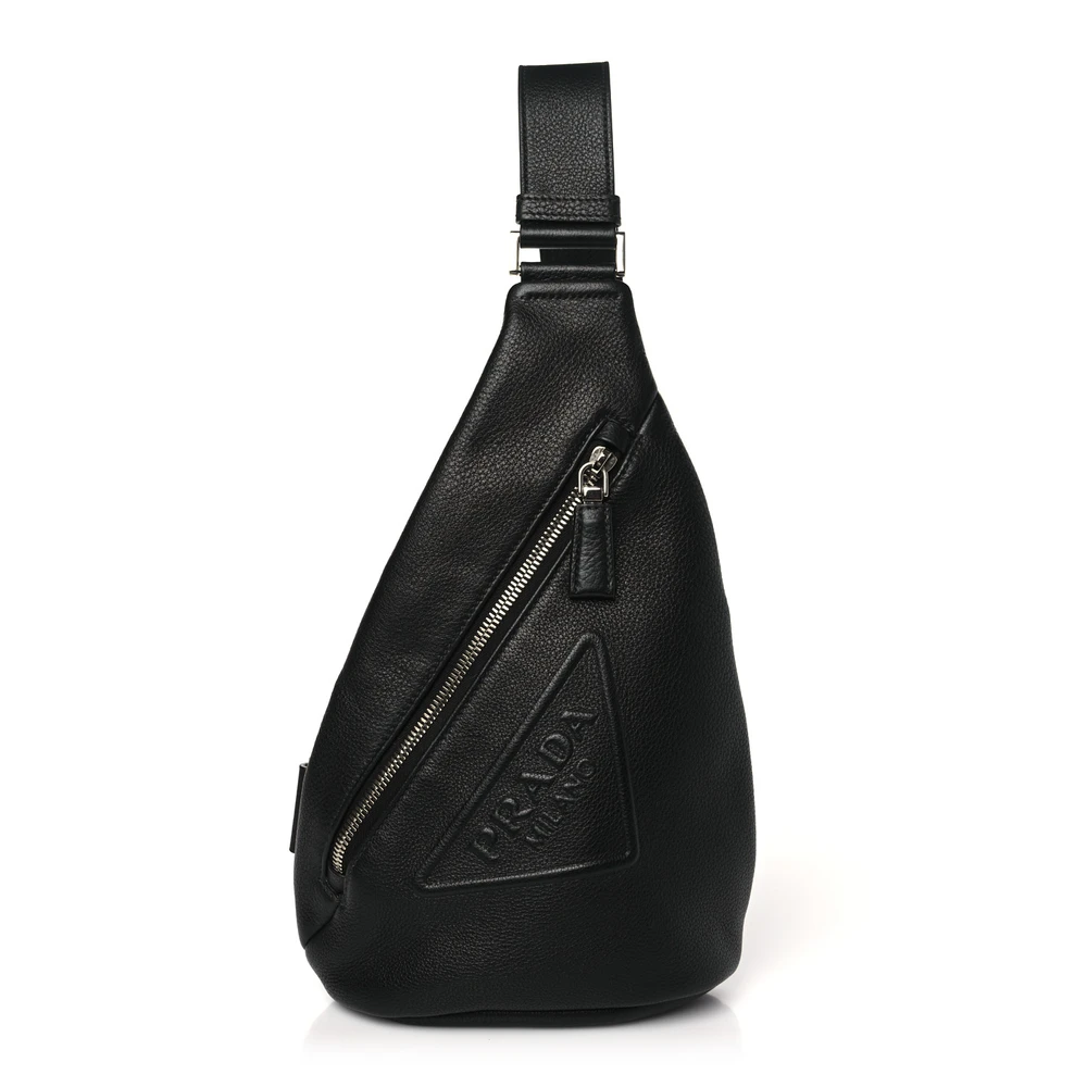 Prada Mochila Crossbody Média com Logo em Relevo Preto em Couro Vitello Daino e Hardware Prateado
