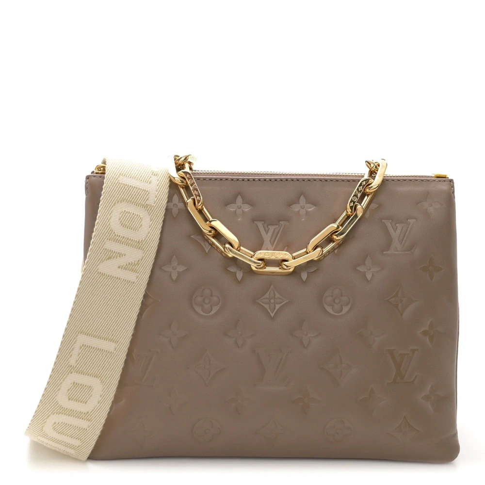 Louis Vuitton Coussin PM Taupe Monogram Relevado em Pele de Cordeiro com Acabamento Dourado