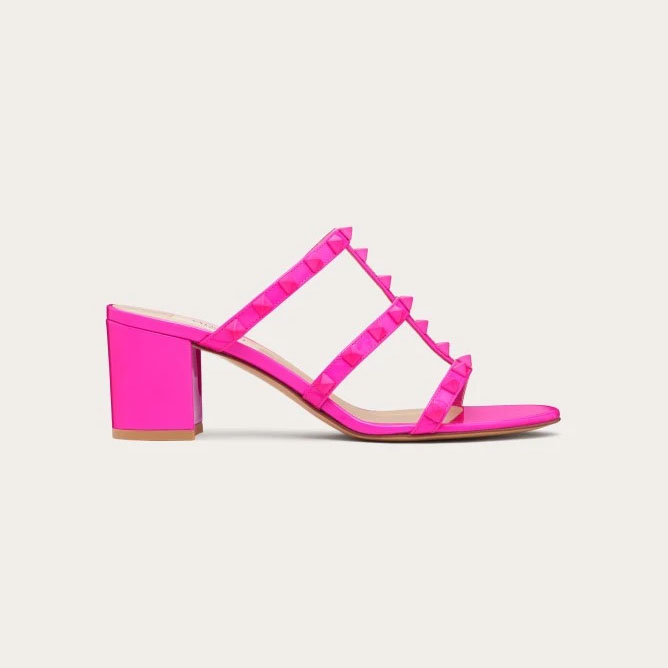 VALENTINO Sandálias de chinelo com rebites em pó patente Barbie (altura do salto 6cm)