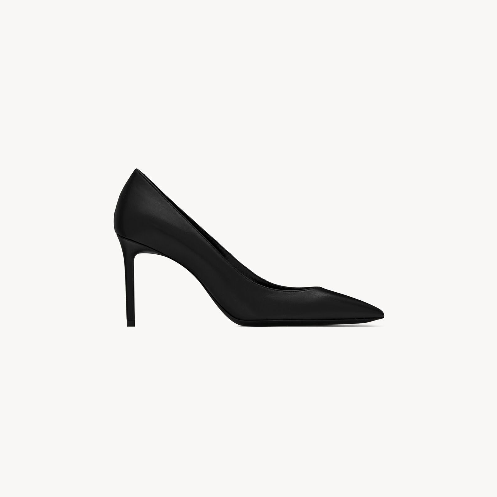 Yves Saint Laurent Salto alto stiletto de ponta fina em couro preto.