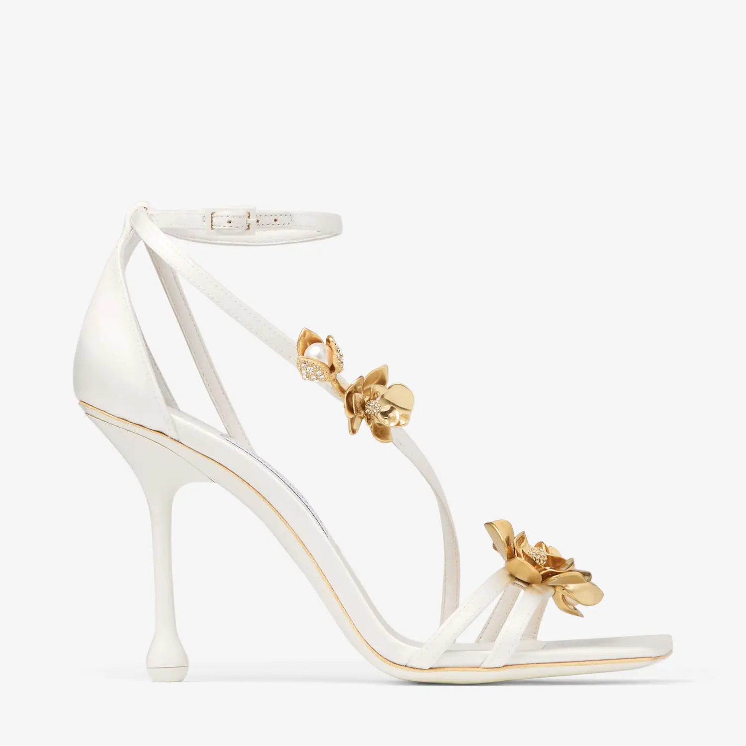 JIMMY CHOO Sandálias de salto em cetim marfim branco com detalhes florais metálicos.