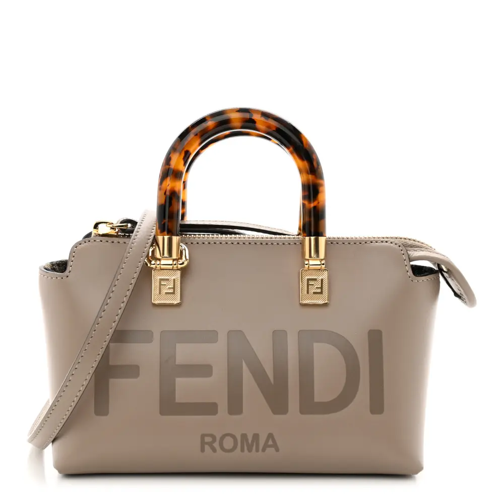 Fendi Mini Logo em Relevo By The Way Top Handle Boston Bag Tortora Couro King Vitello & Plexiglass Ferragens Douradas