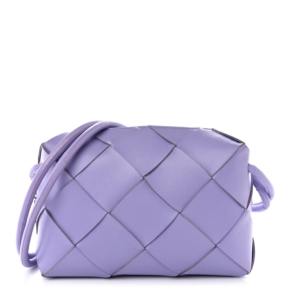 Bottega Veneta Maxi Intrecciato Small Cassette Bolsa Câmera Couro de Cordeiro Wisteria