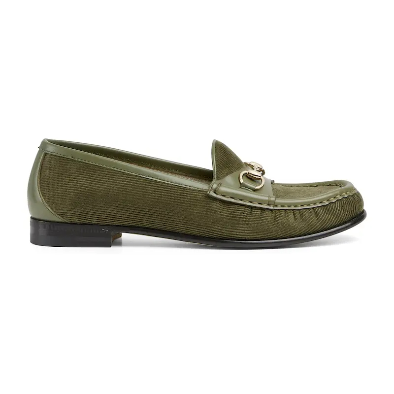 Gucci loafers de sola plana com fivela de freio verde em forma de cabeça de cavalo