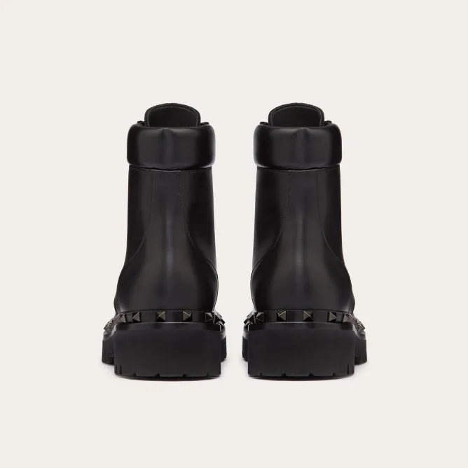 VALENTINO ROCKSTUD Military style studded ankle boots of the same color (heel height 5cm)
