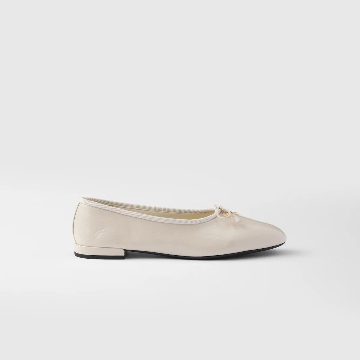 PRADA Sapatos de balé brancos planos em couro verniz