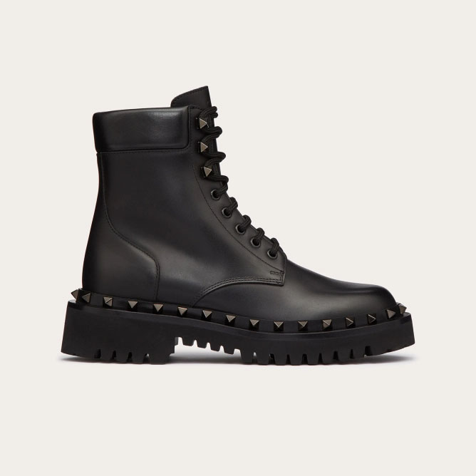 VALENTINO ROCKSTUD Botas de cano curto estilo militar com tachas da mesma cor (altura do salto 5cm)