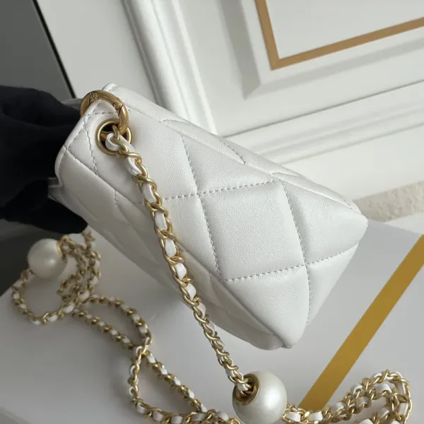 Chanel Quilted Lambskin Leather White /Black Crossbody Bags - Image 4