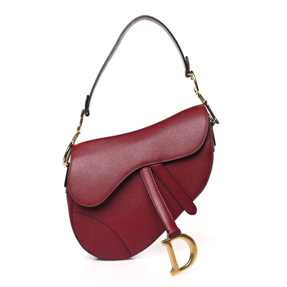 Bolsa Saddle Média Dior em Couro Calfskin Vermelho Granulado com Ferragens em Latão