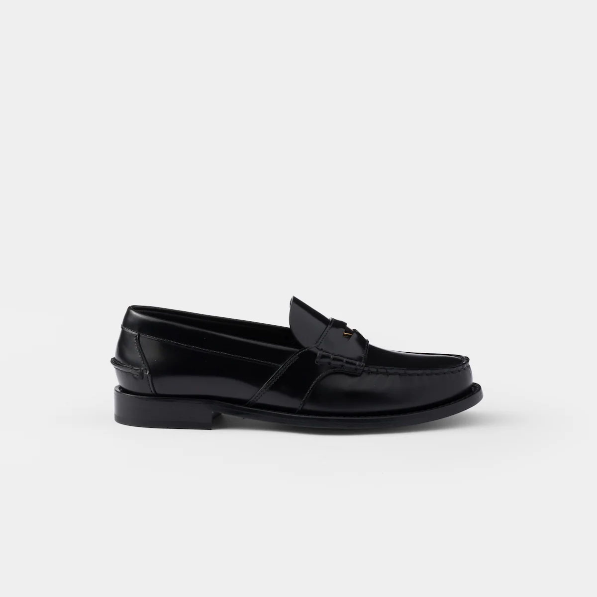PRADA Loafer de couro preto brilhante.