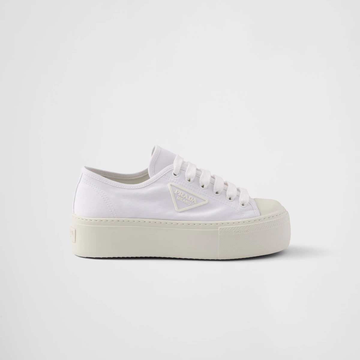 PRADA Tênis brancos de amarrar.