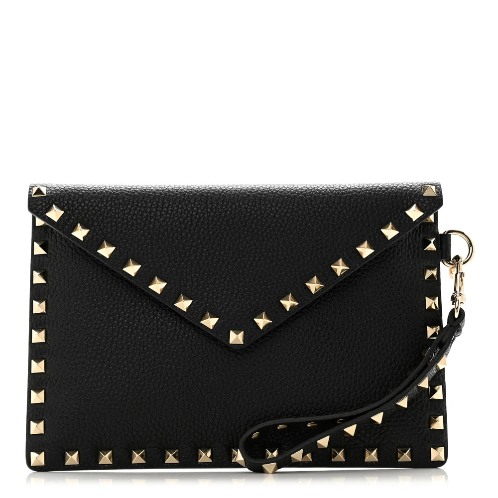 Valentino Garavani Bolsa de Pulso Envelope Medium Rockstud Preta em Couro Calfskin Acinzentado com Hardware Dourado Claro