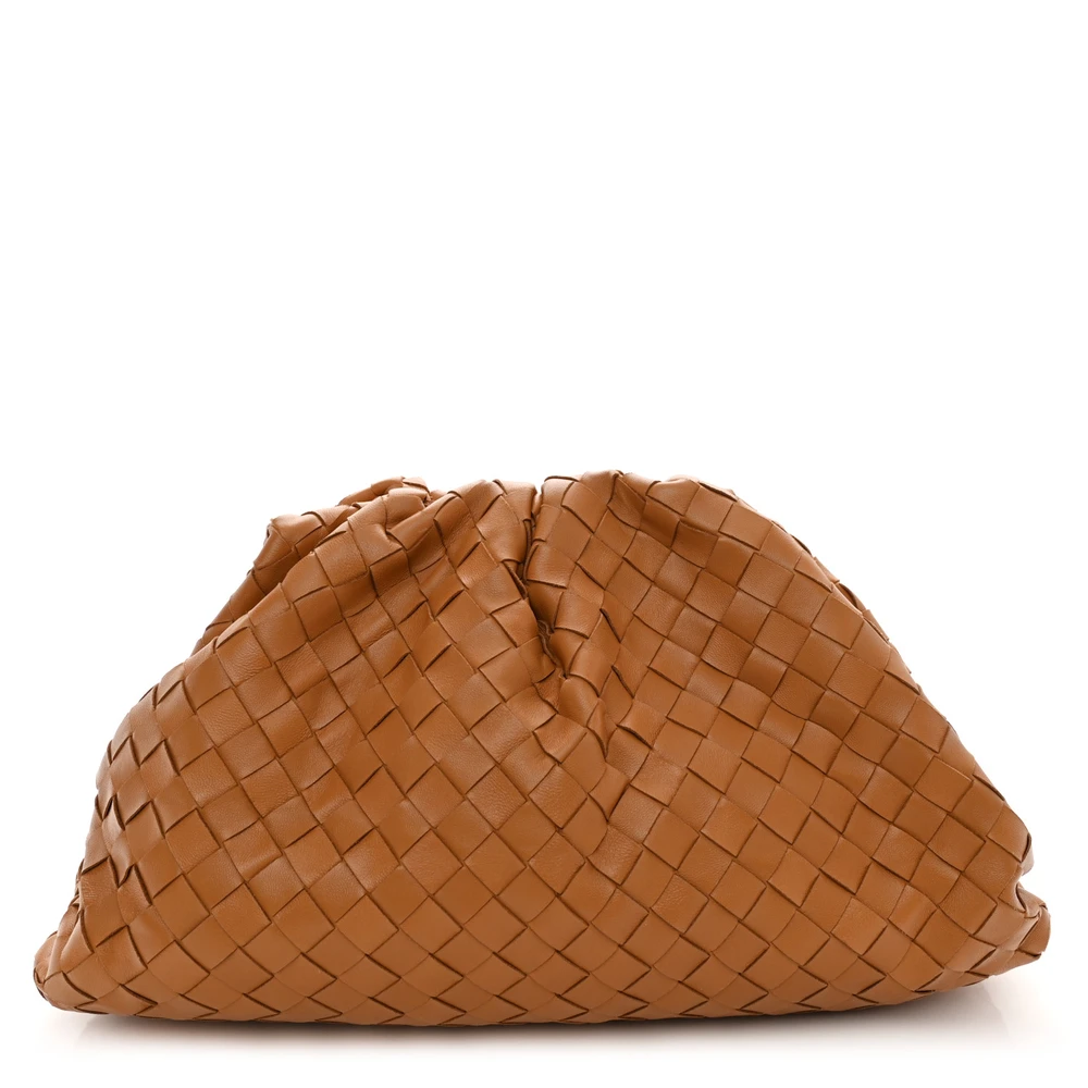 Bottega Veneta Maxi Intrecciato The Pouch Clutch Oversized em Couro Napa Caramelo