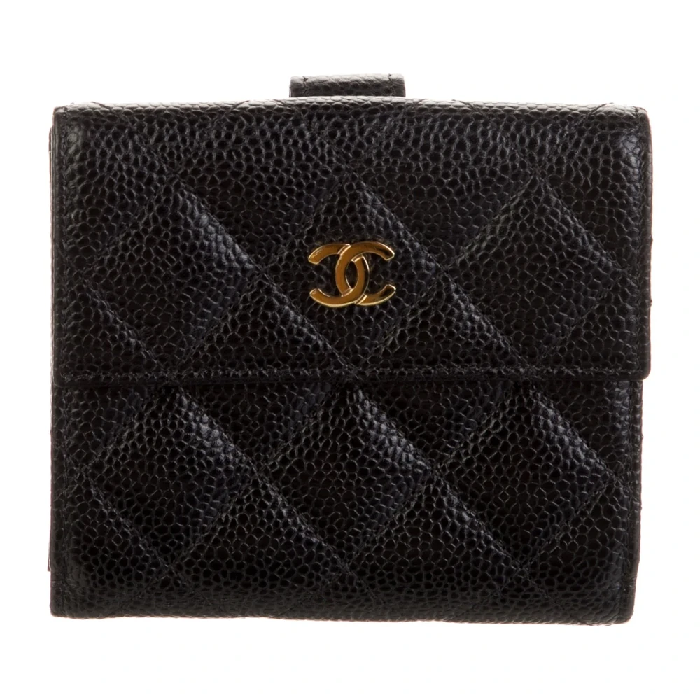 Chanel Carteira Compacta Média com Logo CC Entrelaçado em Couro Caviar Preto e Acabamento Dourado