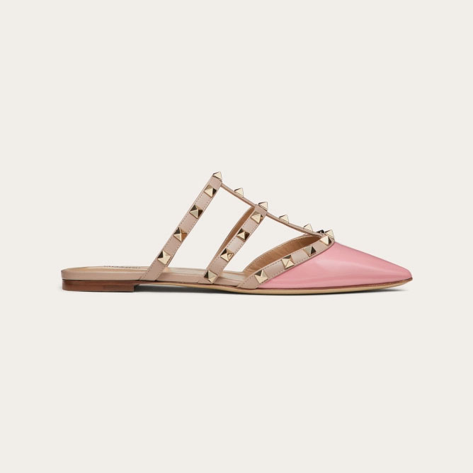 Sapatos Muller de couro laqueado rosa com tachas VALENTINO