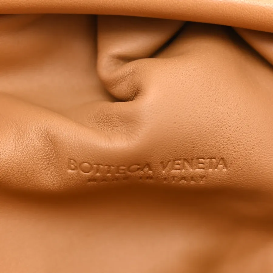 Bottega Veneta Maxi Intrecciato The Pouch Oversized Clutch Caramel Nappa Leather