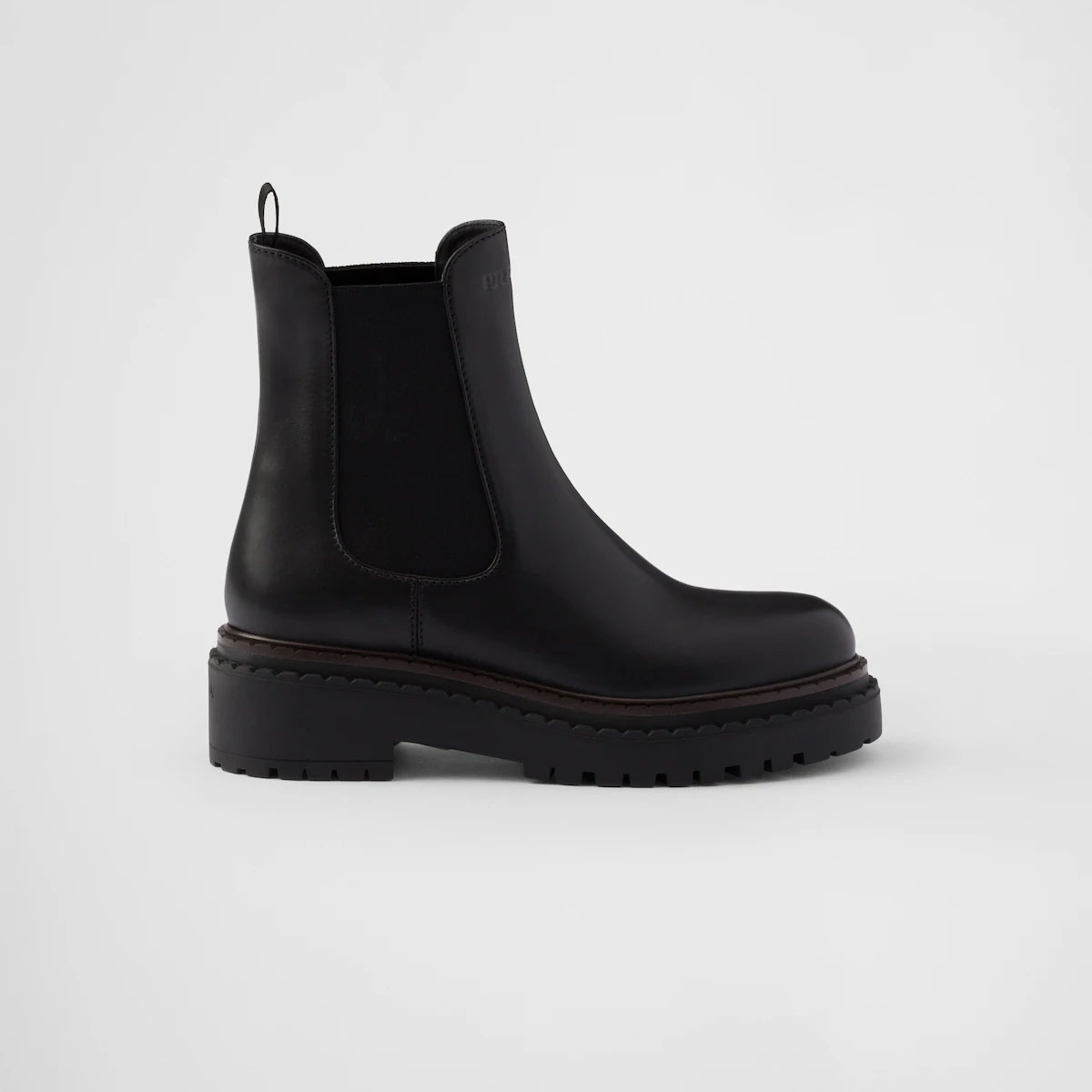 PRADA Botas Chelsea de couro preto.