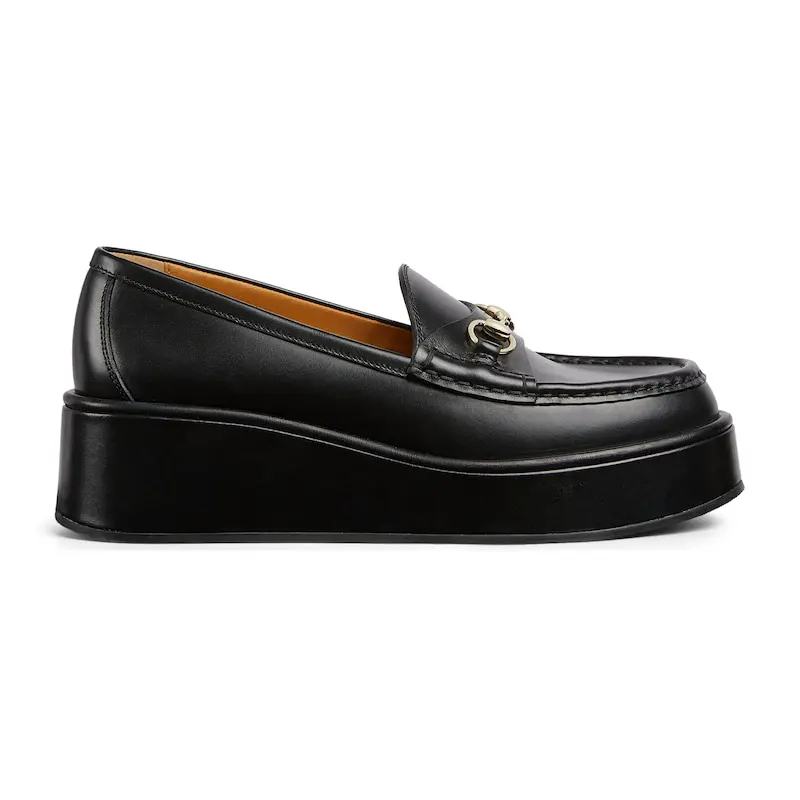 Gucci loafers de salto inclinado preto.