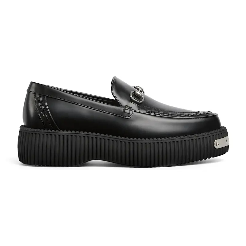 Gucci mocassins de sola grossa preta.