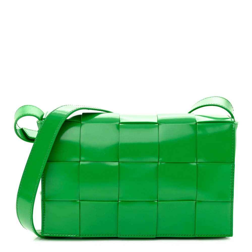 Bottega Veneta Maxi Intrecciato Cassette Crossbody Bag em Couro Verniz Periquito