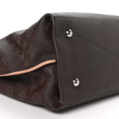 Louis Vuitton Carmel Hobo GM Chocolate Mahina Leather Cashmere Beige Interior