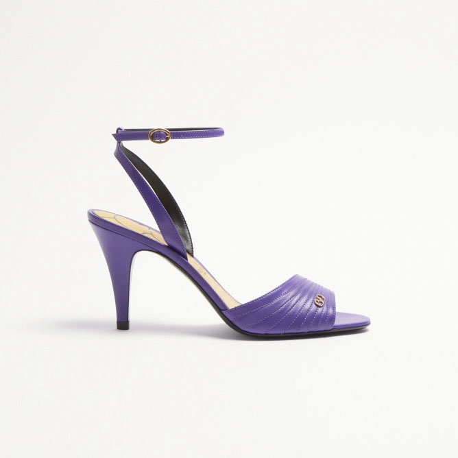 VALENTINO Sandálias de salto em cetim com acabamento em cristal (salto de 8,5 cm de altura)