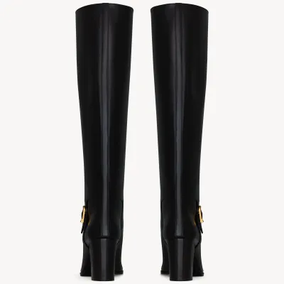 Yves Saint Laurent Sleek leather boots