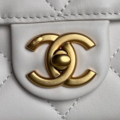 Chanel Pearl Handle handbag White/black crossbody bag