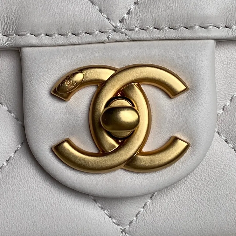 Chanel Pearl Handle handbag White/black crossbody bag