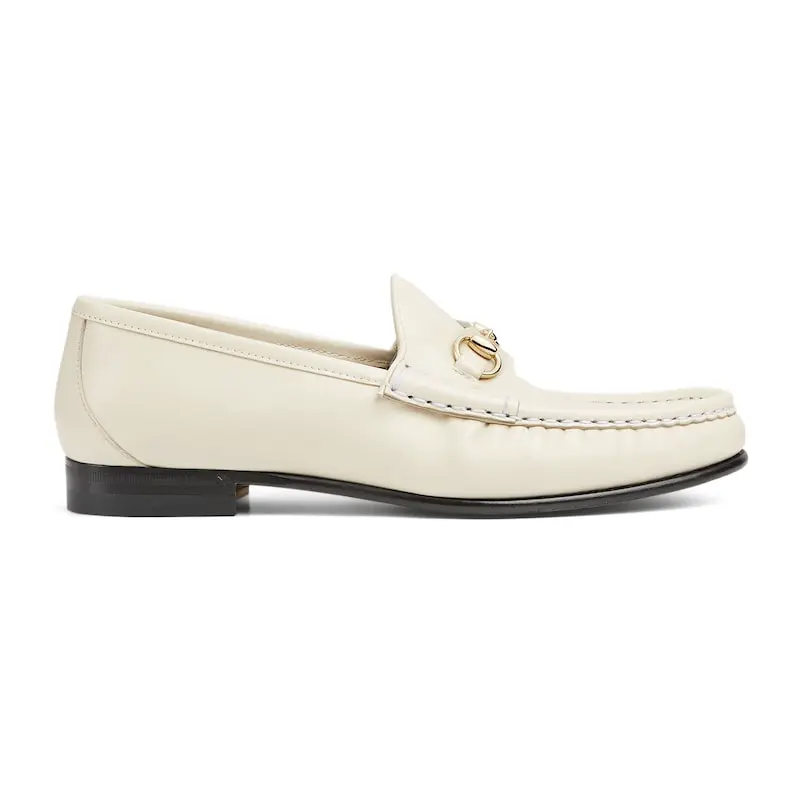 Gucci loafers de sola plana com fivela de freio de cavalo branco.