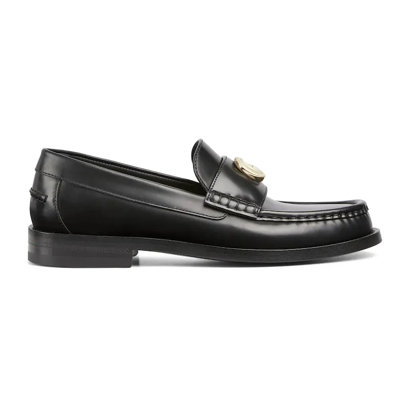 Gucci mocassins pretos com duplo G.