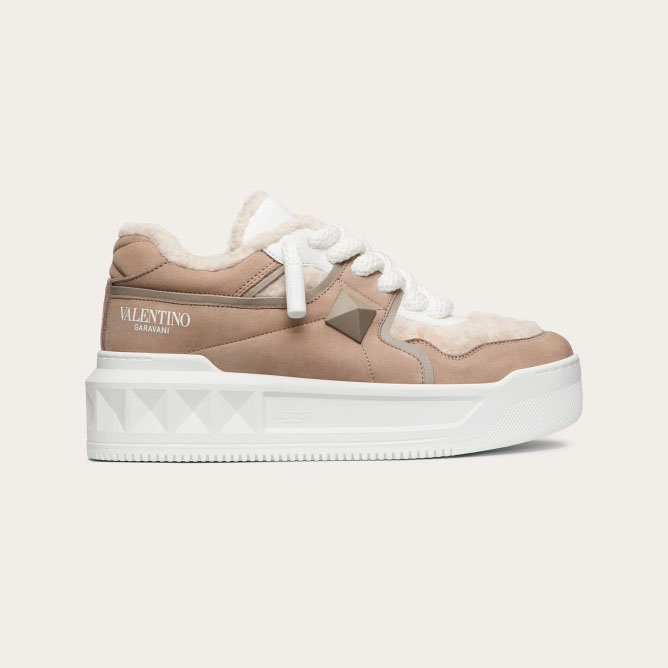 VALENTINO ONE STUD XL Tênis femininos em couro bovino fosco e lã com logo em V