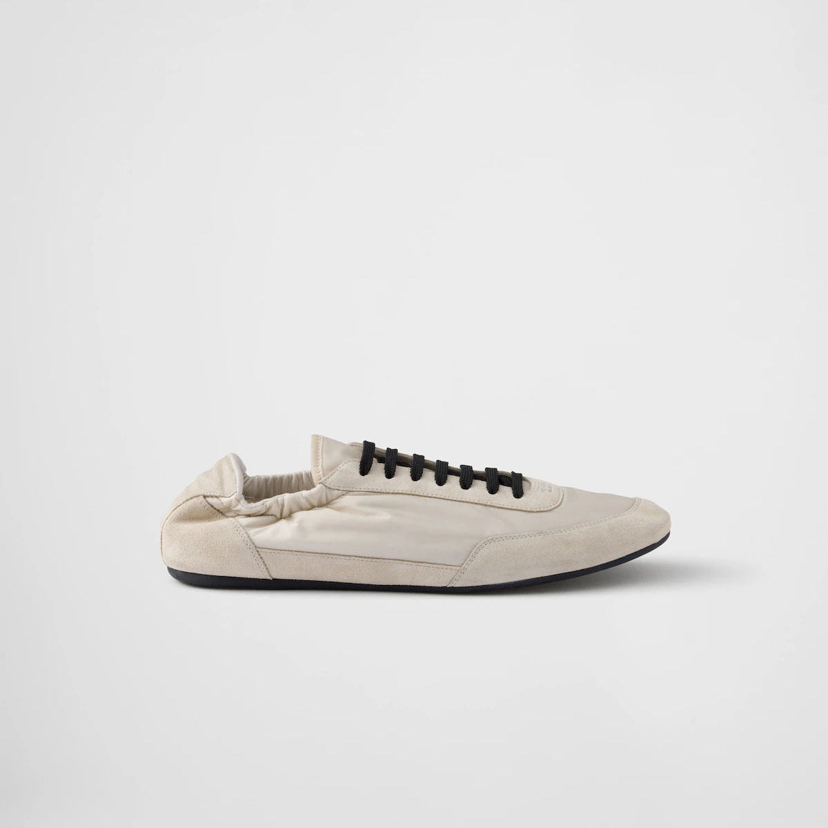 Tênis brancos PRADA.