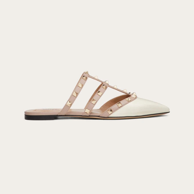 VALENTINO Sapatos Muller de couro verniz branco com tachas