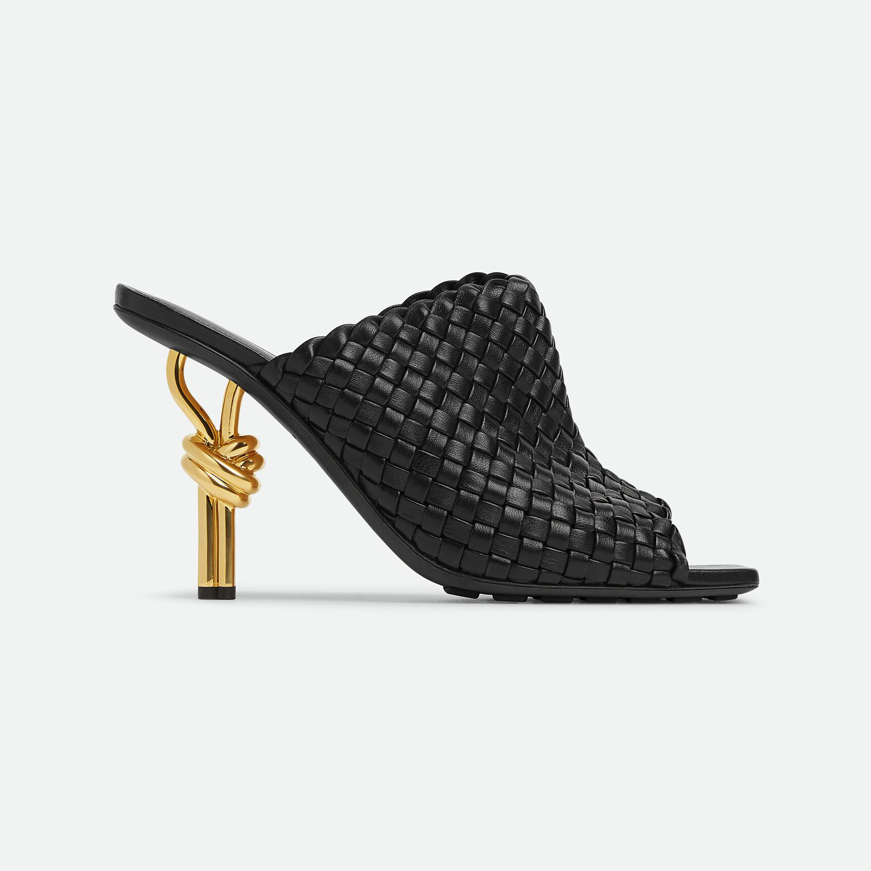 Bottega Veneta Knot Mule Em Couro Intrecciato Preto Mule Com Salto Nó Em Metal Com Acabamento Dourado (Altura do Salto 9cm)