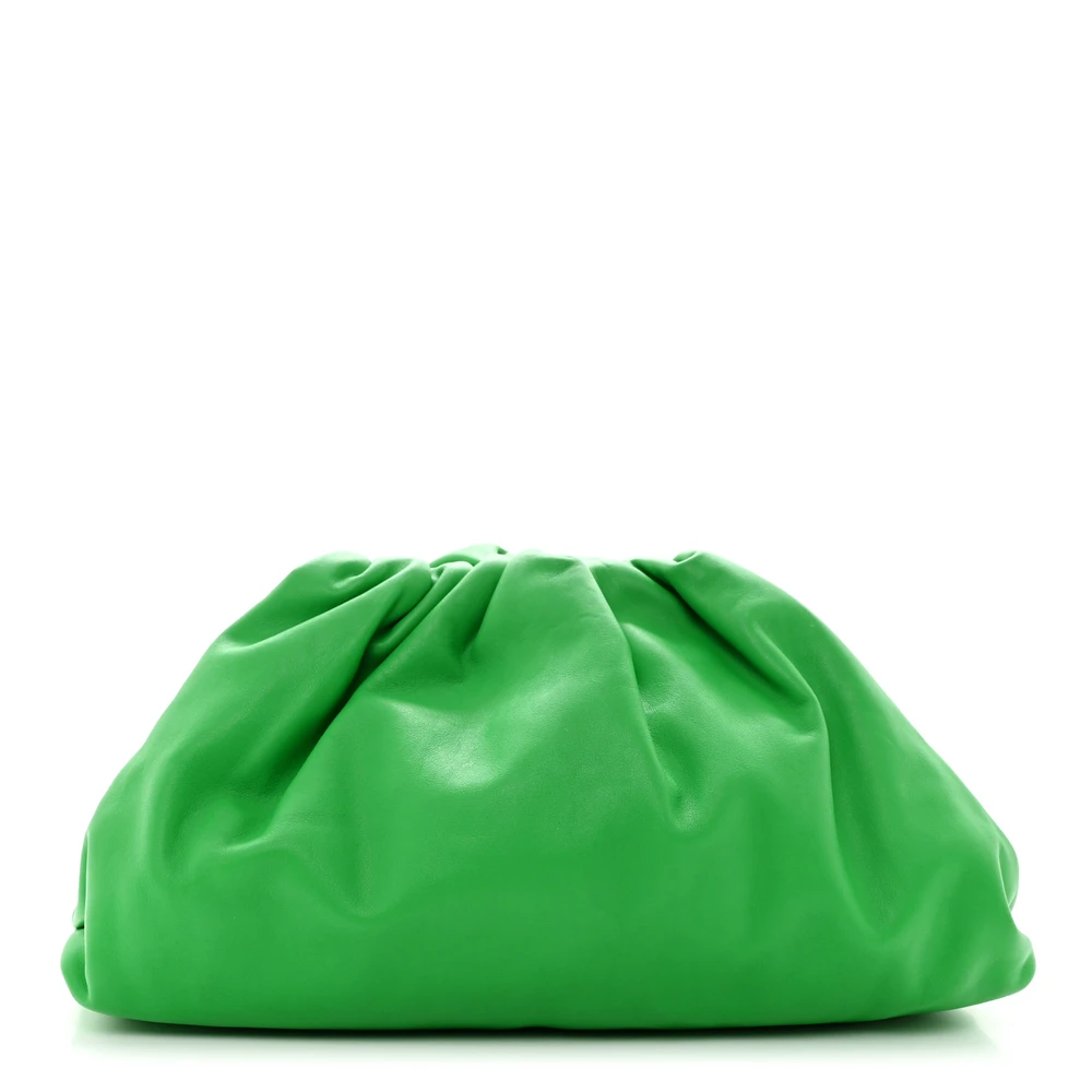 Bottega Veneta Clutch The Pouch Aumentado em Couro Calf Liso Butter Periquito