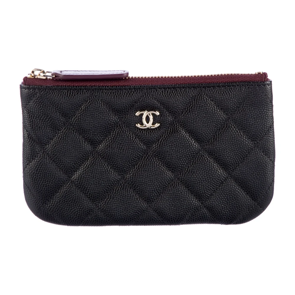 Bolsa Chanel Média com Logo CC Entrelaçado em Couro Caviar Preto e Ferragens Prateadas
