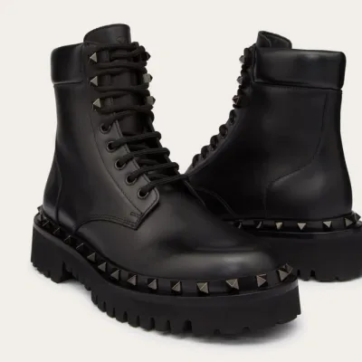 VALENTINO ROCKSTUD Military style studded ankle boots of the same color (heel height 5cm)