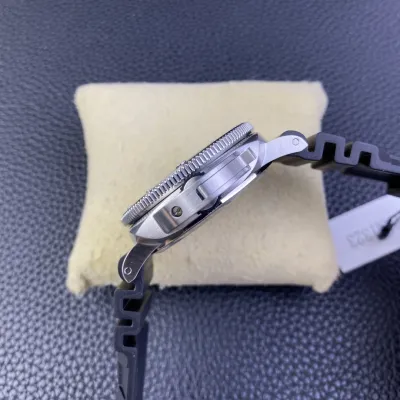 PANERAI-SUBMERSIBLE-PAM01323-44MM