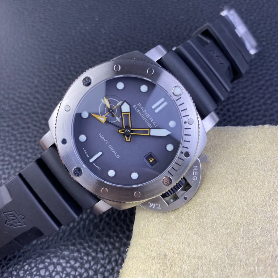 PANERAI-SUBMERSIBLE-PAM01323-44MM