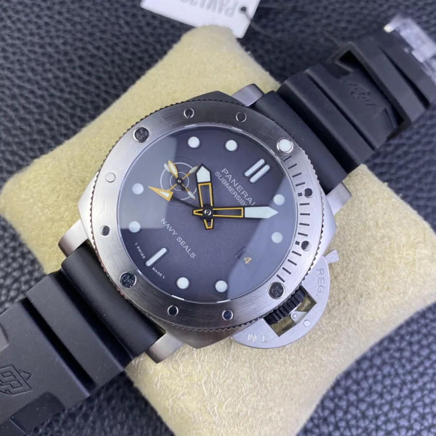 PANERAI-SUBMERSIBLE-PAM01323-44MM