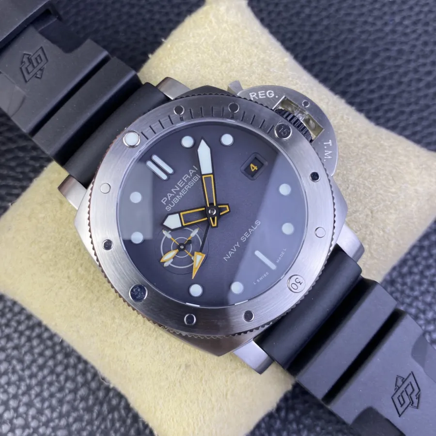 PANERAI-SUBMERSIBLE-PAM01323-44MM