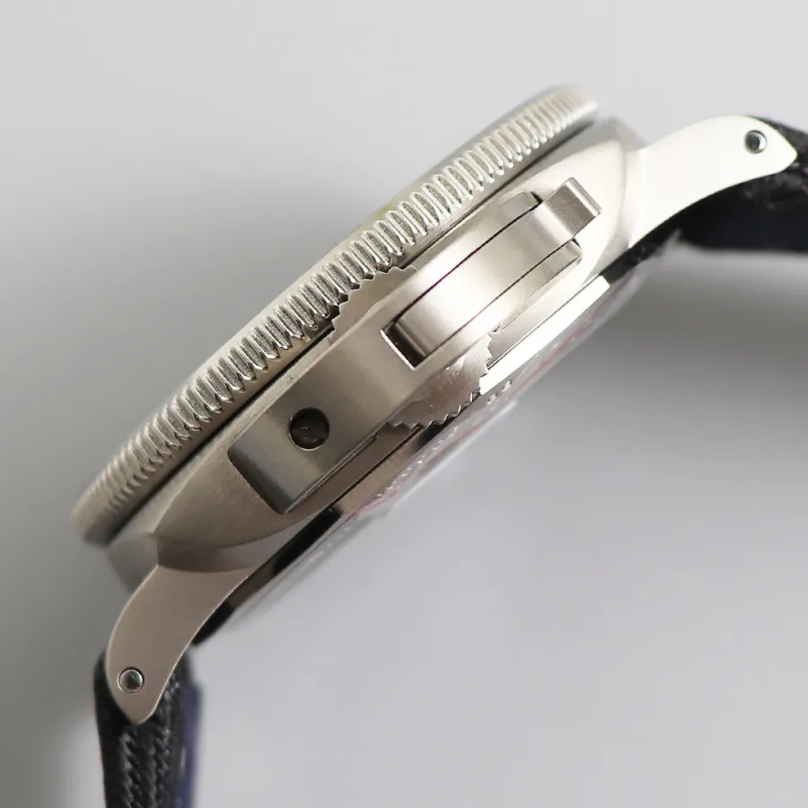 PANERAI-SUBMERSIBLE-PAM00984-47MM-Titanium