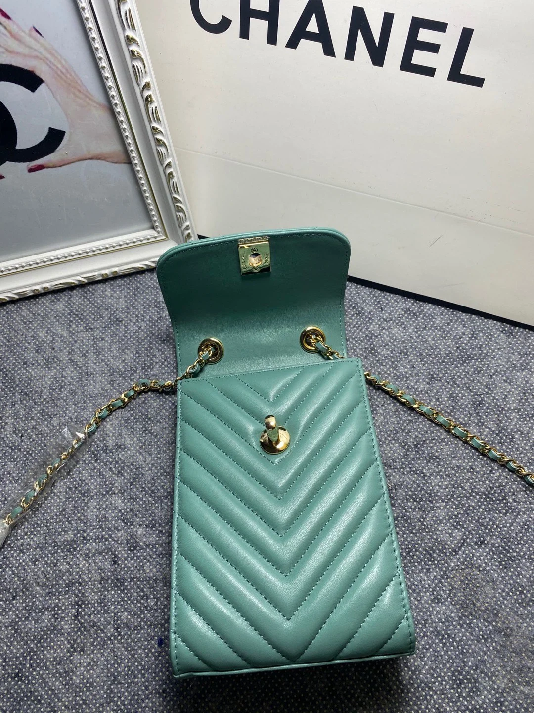 Chanel Chevron Trendy Cc Phone Mint Bag For Women 18cm/7in