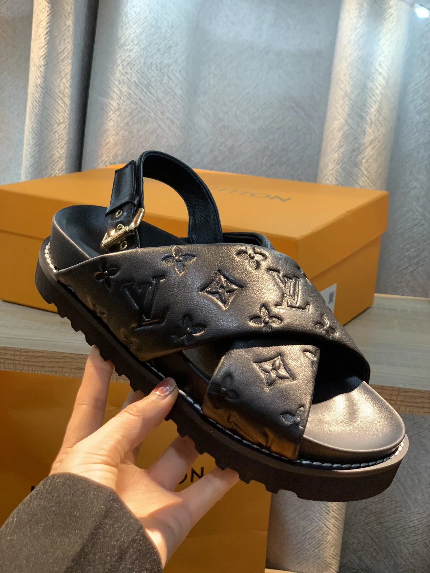 L Paseo Flat Comfort Sandal Black For Women lou 1A9RDO